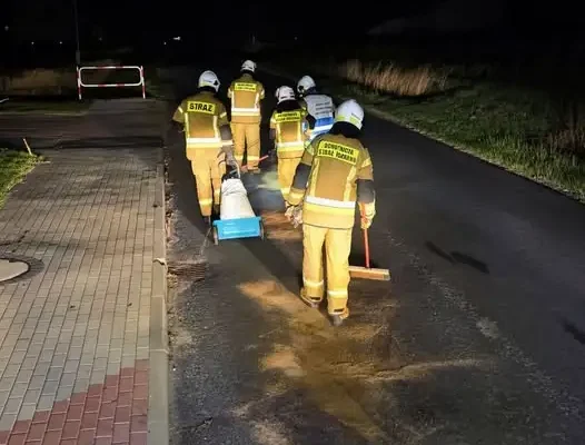 Usuwanie plamy oleju na drodze Pątnów – Kamionka