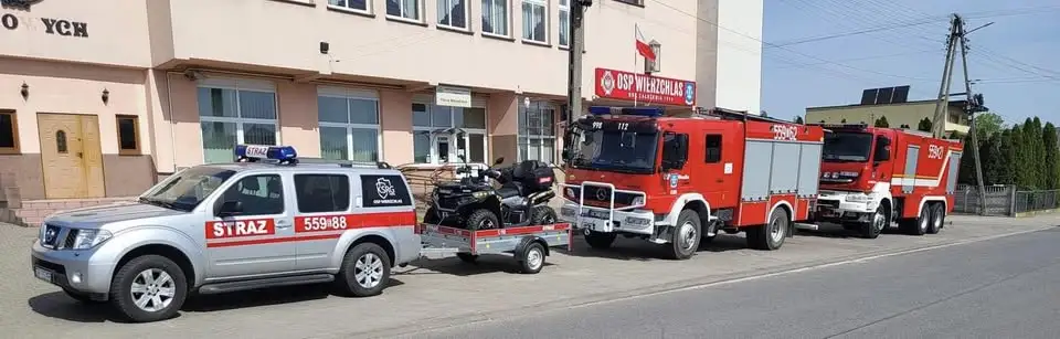 Pożar słomy na polu w Mierzycach – strażacy z OSP Wierzchlas w akcji
