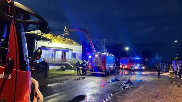 Nocna akcja strażaków w Jajczakach. Wichura zerwała dach