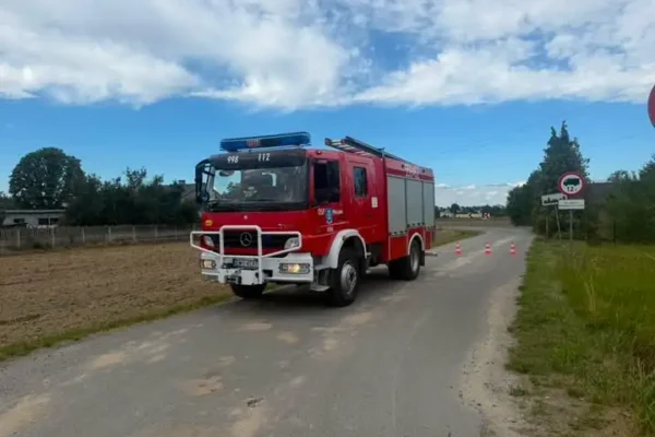 Plama oleju na ul. Leśnej w Wierzchlesie – interwencja OSP