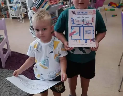 Mały czytelnik Tomek Świątek uhonorowany dyplomem w wieluńskiej bibliotece