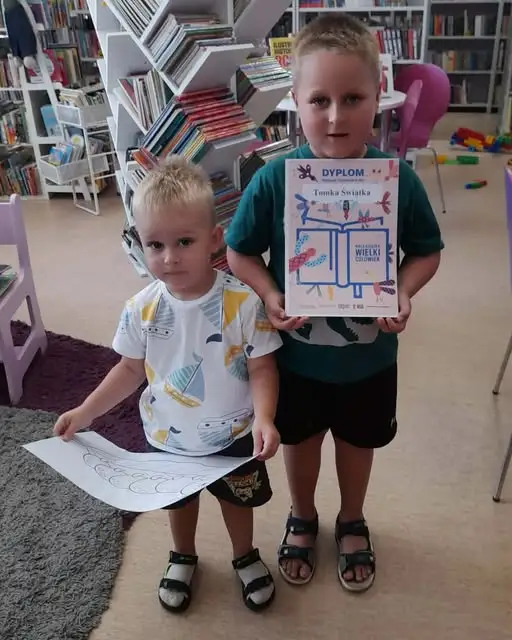 Mały czytelnik Tomek Świątek uhonorowany dyplomem w wieluńskiej bibliotece