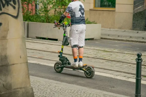 Rośnie liczba wypadków z hulajnogami elektrycznymi – policja apeluje o ostrożność