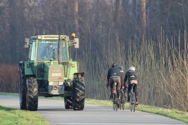 Wypadek w Wieluniu: rowerzysta zderzył się z ciągnikiem rolniczym