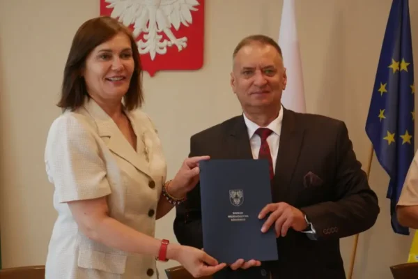 Mokrsko: podpisano umowy w ramach programu 'Łódzkie łapie deszcz’