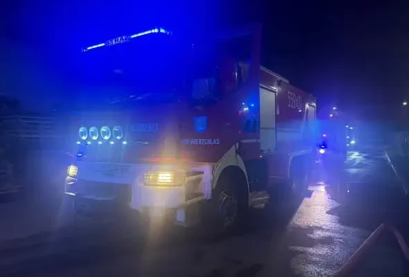 Pożar hali przy ul. Fabrycznej w Wieluniu – nocna akcja strażaków