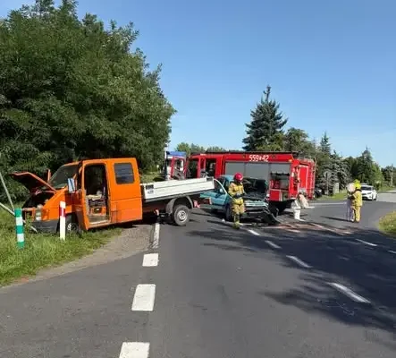 Wypadek na DK45 w Czarnożyłach – zderzenie auta dostawczego i osobowego