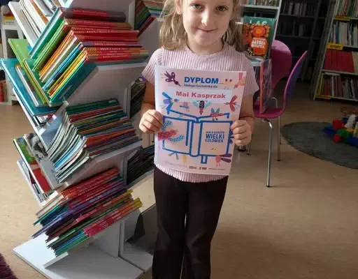 Maja Kasprzak z dyplomem w akcji „Mała książka – wielki człowiek”