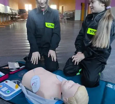 Młodzi strażacy z MDP Mokrsko szkolą się z pierwszej pomocy