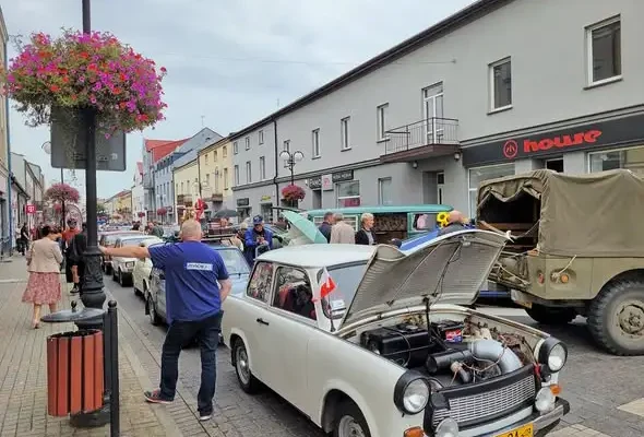 IV Wieluński Zlot Pojazdów Zabytkowych – blisko 130 maszyn i tłumy na ul. Kaliskiej