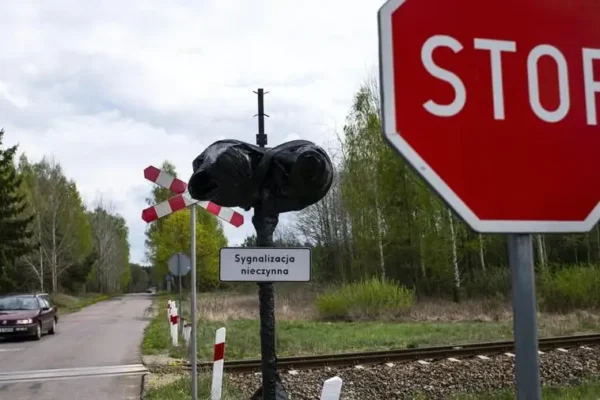 Nowe przepisy dla kierowców: wjazd na przejazd kolejowy na czerwonym świetle grozi utratą prawa jazdy