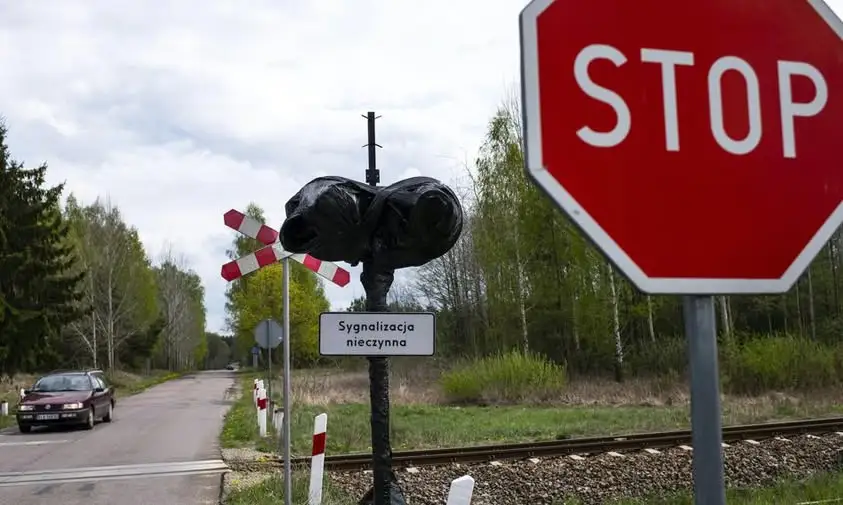 Nowe przepisy dla kierowców: wjazd na przejazd kolejowy na czerwonym świetle grozi utratą prawa jazdy