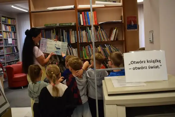 Zerówka A w Gminnej Bibliotece Publicznej w Osjakowie – spotkanie z teatrzykiem Kamishibai